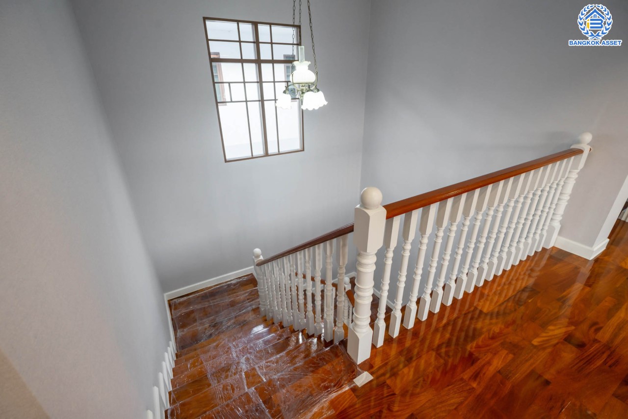 คฤหาสน์ตกแต่งใหม่ หลังใหญ่ที่สุดเท่าที่เคยมีมา!! แบรนด์ Sansiri ม.เศรษฐสิริ สนามบินน้ำ แปลงมุม ดีไซน์สุด Luxury ทำเลโซนเมือง! เนื้อที่ 121.3 ตร.ว. บนพื้นที่ใช้สอยถึง 510 ตร.ม. ฟังก์ชันจัดเต็ม 4 ห้องนอน 5 ห้องน้ำ 1 ห้องแม่บ้าน 1 ห้องอเนกประสงค์ จอดรถได้ถึง 5 คัน บนทำเลใกล้เซ็นทรัลรัตนาธิเบศร์ และ MRT สายสีม่วง "สถานีแยกนนทบุรี1"